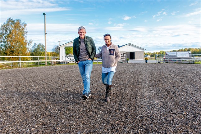 Företagarparet Lars och Maria Losvik bygger in hela ridbanan med väggar och tak som lyfter djurkliniken till nästa nivå. Målet är ett djursjukhus i Forsby.