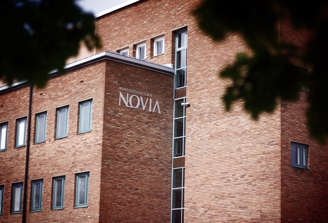 Yrkeshögskolan Novia måste betala skadestånd till en uppsagd lärare.