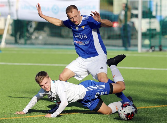 Ihor Indutnyi, i blått, gjorde en stabil säsong som vänsterback i Vasa IFK i fjol.