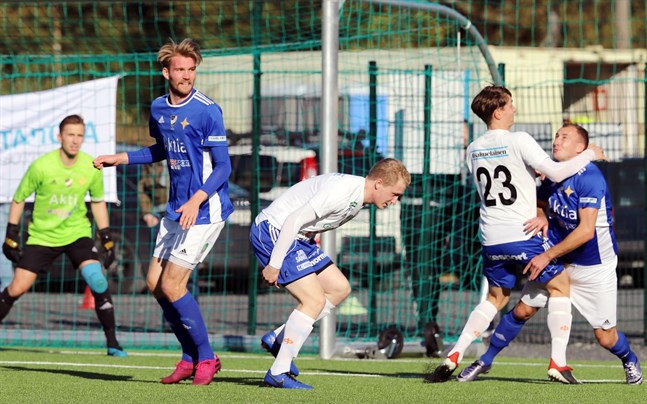 Kevin Peth, andra från vänster, spelade division 2-fotboll för Vasa IFK förra säsongen.