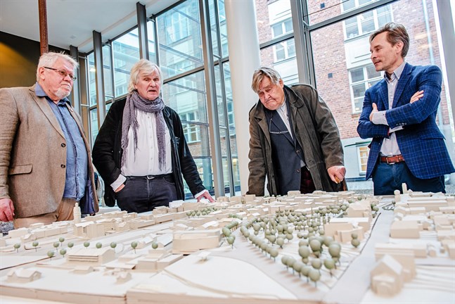 Lars Sund, Roger Wingren, Pentti Murole och Jani Päivänen framför en modell av Jakobstads centrum.