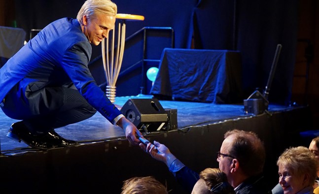 Det kändes verkligen som att vi gjorde kvällen tillsammans, säger Janne Grönroos om den första "Late night live"-showen.