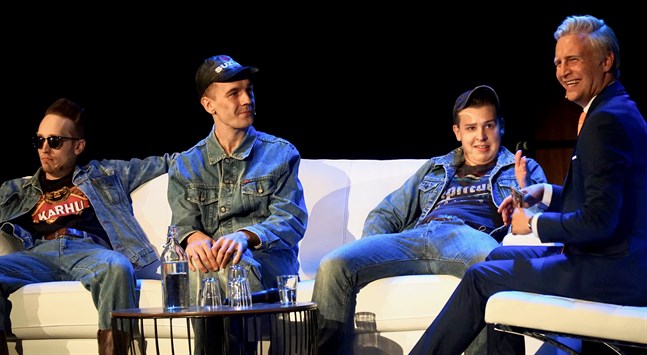Janne Grönroos (längst till höger) hade Vörjeans i "Late night live"-soffan. Rockabillytrion från Vörå är (från vänster) Määnin, Freppa och Tommy.