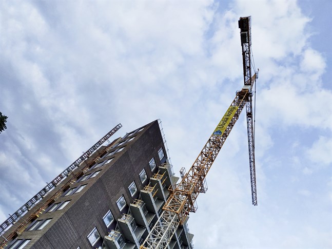 Bostadsmarknaden har fortfarande ett riktigt bra flyt, bedömer Finlands fastighetsmäklare i prognosen för hösten.