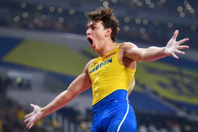 Sveriges Armand Duplantis tog VM-silver efter en rysare i stavfinalen.