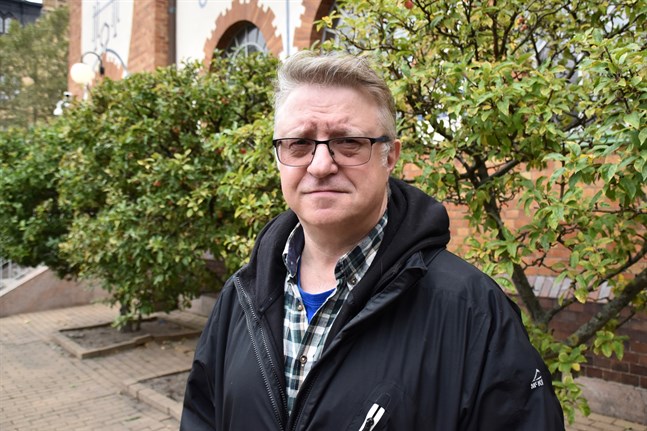– Många judar tar av sig Davidsstjärnan, berättar inte för sina nya vänner att de är judar eller försöker välja skolor i bättre områden för sin trygghet. Jag tycker det är en ledsam historia, säger Fredrik Sieradzki.