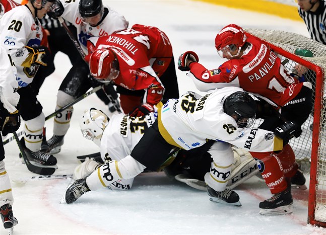 Joel Blomqvist vaktade målet för Kärpäts A-juniorer när laget mötte Sport i början av oktober.