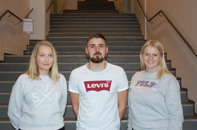 Lärarstuderande vill ha fler konkreta tips på hur man arbetar med mångfald i skolorna. Från vänster Julia Hurskainen, Almin Kalabic och Julia Liewendahl.