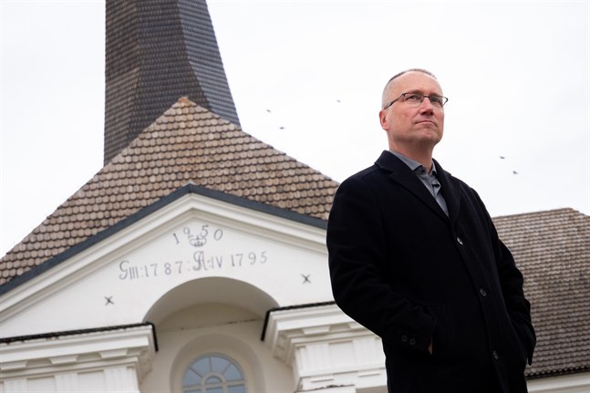 Pedersöre kyrka är en viktig plats för Erik Johansson. Därför känns det naturligt att han firar sin 50-årsdag med en välgörenhetskonsert just där.