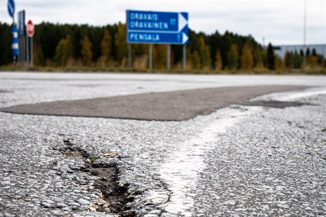 Pensalavägen får äntligen ny beläggning.