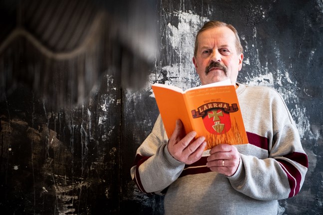 Stefan Nylund har skrivit en bok helt på Nedervetildialekt.
