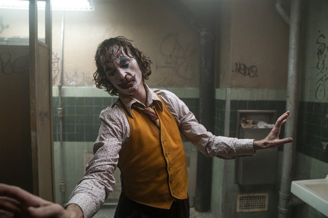 Joaquin Phoenix bär filmen "Joker" på sina späda axlar och dansar i mål som en fullständig galning.
