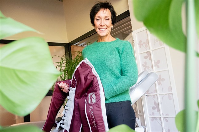 Annika Rak säger att cancern gjort henne till en komprimerad version av sig själv. Hon är samma människa som tidigare och har samma värderingar.