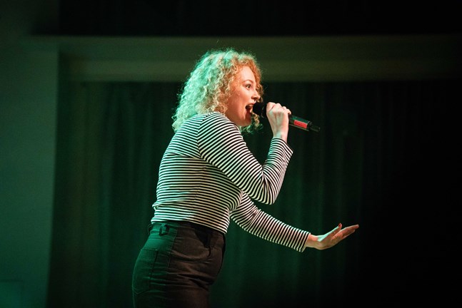 Rebecca Varhama är den ena artisten på den första Ernst Unplugged-kvällen.