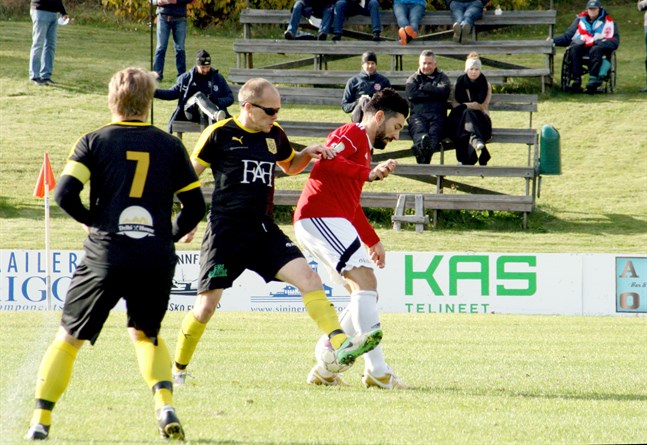 Kaskö IK hade inga problem med att slå NIK i säsongens sista match. Kikkens Vanja Pobor, i rött, har varit en av Kaskölagets bästa spelade denna säsong.