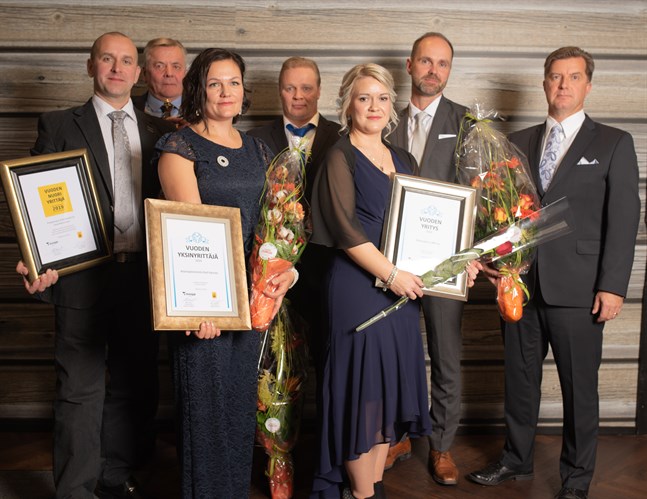 Årets unga företagare blev Juha Annala (till vänster), Pohjanmaan erikoislattiat. Kati Kynnäs (främre raden) blev årets ensamföretagare. Årets företag är Ekokuljetus JNH Oy:s Veli-Matti Jylhä, Petri Niemelä, Tom Häggblom, Glen Häggblom (bakre raden) och Julia Niemelä (främre raden).