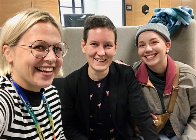 I nyaste avsnittet av Queerents pratar Catzo och Olivia med Anna Moring, mitten, om stjärnfamiljer.