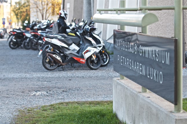 Jakobstads gymnasium och Pietarsaaren lukio delar skolbyggnad i Jakobstad sedan länge.