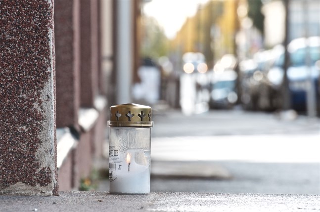 Ett ensamt gravljus brann på måndagen utanför den trappuppgång i Jakobstads centrum där det drogrelaterade dråpet inträffade tidigt på söndag morgon.