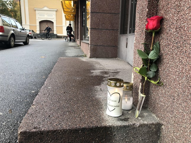 Dagarna efter dråpet tändes ljus till minne av kvinnan utanför trappuppgången till den lägenhet där hon sköts.