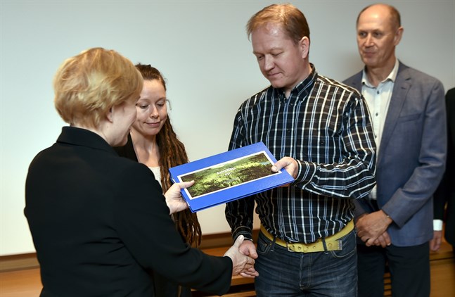 Sanni Laine, Jukka Leppänen och Jari Ärmänen överlämnade medborgarinitiativet om att ändra gruvlagen till riksdagens lagstiftningsdirektör Tuula Kulovesi.