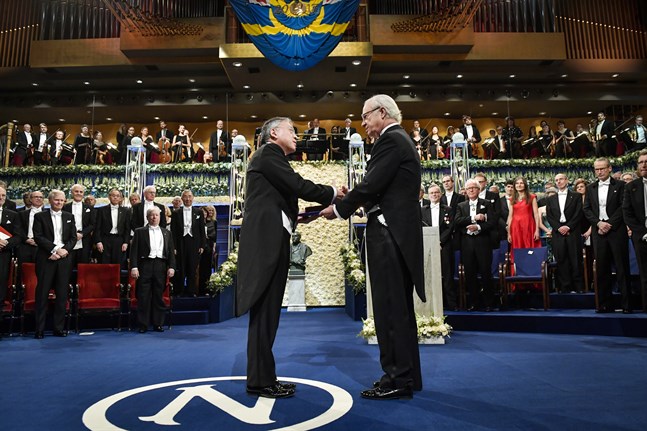 Kazuo Ishiguro är den senaste författaren som har fått ta emot Nobelpriset i litteratur ur kung Carl XVI Gustafs hand. Arkivbild.