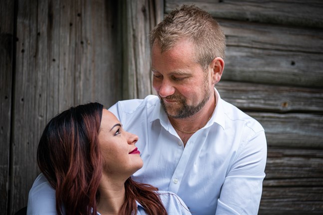 Nina Asplund och Johan Porkkala hittade varandra genom dejtingprogrammet "Maajussille morsian".