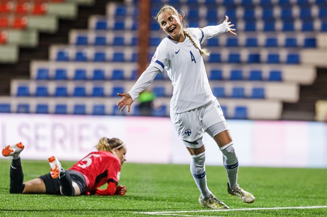 Ria Öling gjorde ett av målen då Finland kryssade mot Polen.