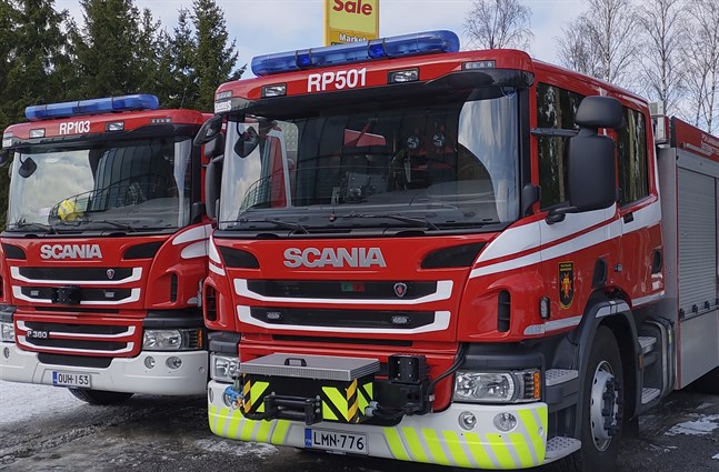 En bil började brinna på en parkeringsplats i Kuopio. I bilen fanns två barn.