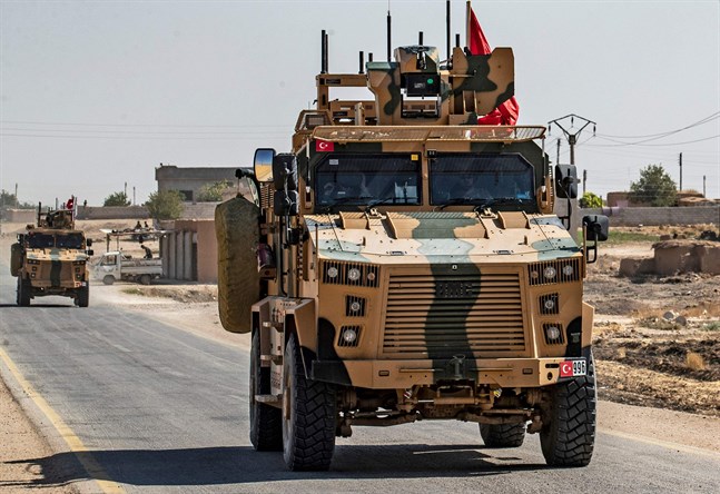 Turkiska styrkor har börjat korsa gränsen till nordöstra Syrien.