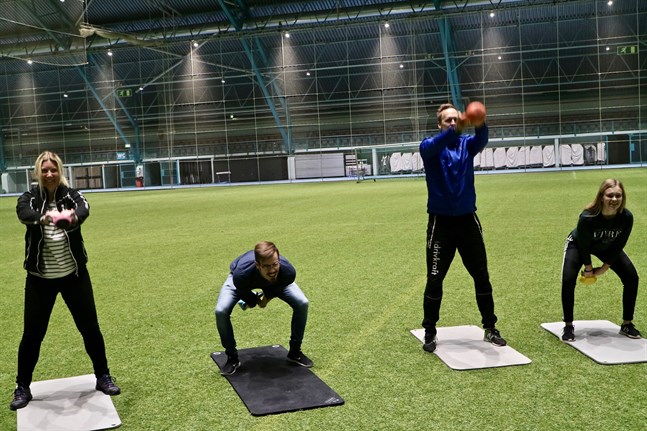 Ett av de tuffa passen är kettlebells. Från vänster Jessica Strandholm, Niklas Portin, Andreas Närvä och Amanda Örn.