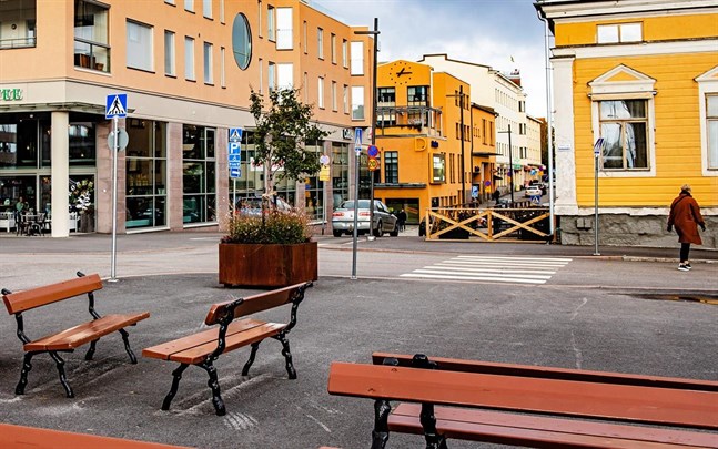 På torget borde försäljningsstånd och åtminstone kortvarig parkering tillåtas och avsmalningarna på Storgatan borde breddas, anser Jarmo Ittonen.
