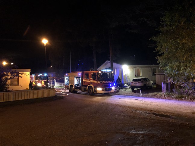Branden började strax efter klockan 23 på Tallmogatan i Kråkholmen.