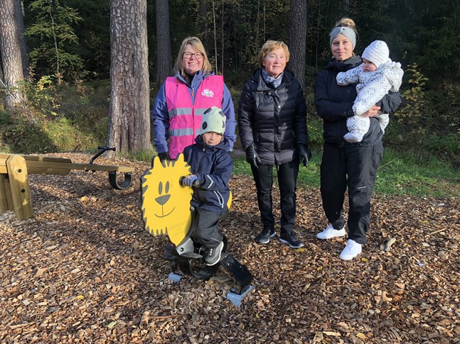 Ulrika Björkell från Lions, Else-Maj Finström från Jakobstadsnejdens diabetiker och Kajsa Myrevik från samma förening, med barnen Hugo (på gungan) och Wilda bjuder in till Det Godas Dag för att öka medvetenheten om diabetes på lördag.