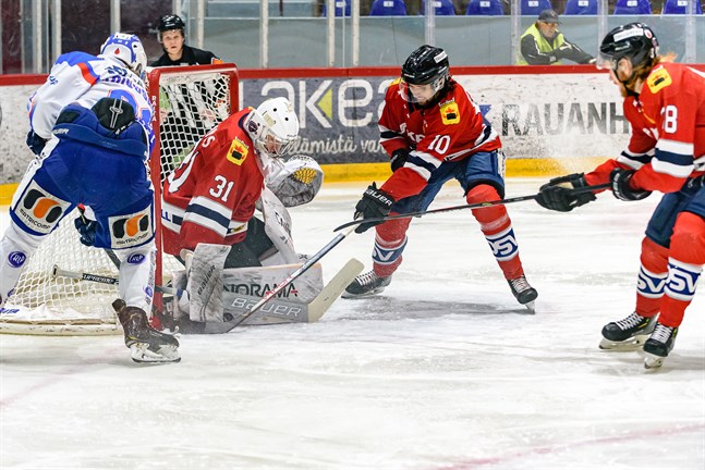 Samuel Baros gjorde en strålande insats i hemmamålet. Här får han hjälp av Sebastian Moberg (10) och Jesper Ahlgren.
