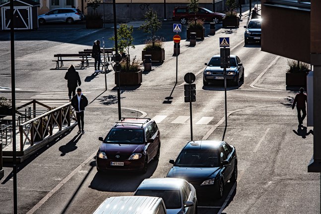Det är smala gator, breda trottoarer och många trafikskyltar i centrum av Jakobstad i korsningen mellan Storgatan och Rådhusgatan.