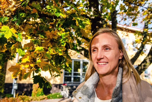 Sara Åström, ny välfärdschef i Larsmo, uppskattar möjligheterna till friluftsliv i Larsmo. Man behöver inte åka till Lappland för att få total tystnad, det räcker med att gå en bit in på Eugmo vandringsled, säger hon.