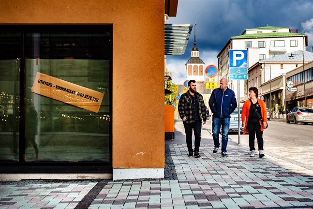 Kim Sundqvist, Johan Lindberg och Maj Boström vill underlätta trafikflödet till centrala Jakobstad. På gatstumpen strax bakom dem är 6 butiksutrymmen lediga, till exempel hörnet till vänster där R-kiosken var tidigare.