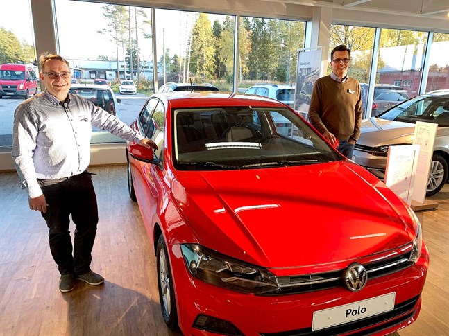 Peter Sundholm och Jimmy Kronqvist på Pörhön Autoliike i Jakobstad säger att det gäller att välja drivmedel utifrån hur mycket man kör.