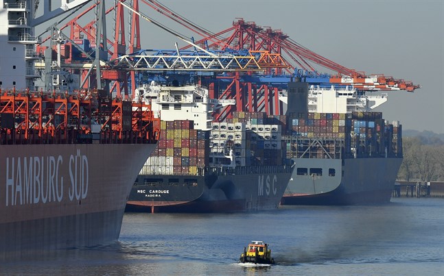 Containerfartyg lastas i hamnen i Hamburg. Arkivbild.