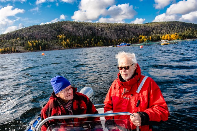 Bengt Fellström och Björn Edström engagerade sig i motståndet mot fiskodlingarna via föreningen Rädda Höga Kusten. I bakgrunden den fiskodling i Nätrafjärden som flyttades längre ut.