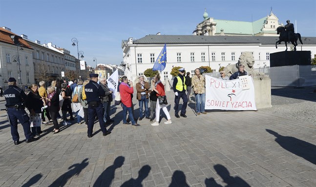En protest mot den polska regeringens rättsreformer i Warszawa i fjol. Arkivbild.