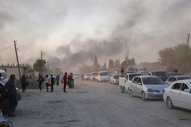 Syrier flyr beskjutning från turkiska styrkor i Ras al-Ain under onsdagen.