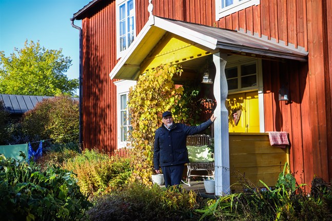 Brokvisten på huset är från ett hus som rivits i Nämpnäs. Nämpnäs är också Kurt Gullbergs frus hemby. Det var en av anledningarna att han för 50 år sedan köpte den för två sikar.