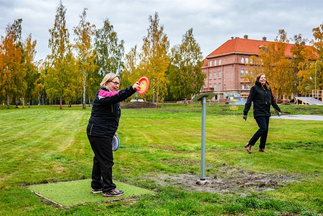 Stadsdirektör Kristina Stenman och Åsa Björkman under invigningen av Maskens frisbeegolfbana.