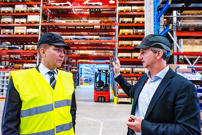 Greg Seymour berättar om arbetsflödet vid LKI. Minister Thomas Blomqvist är imponerad över hur involverade anställda får vara i hela processen.
