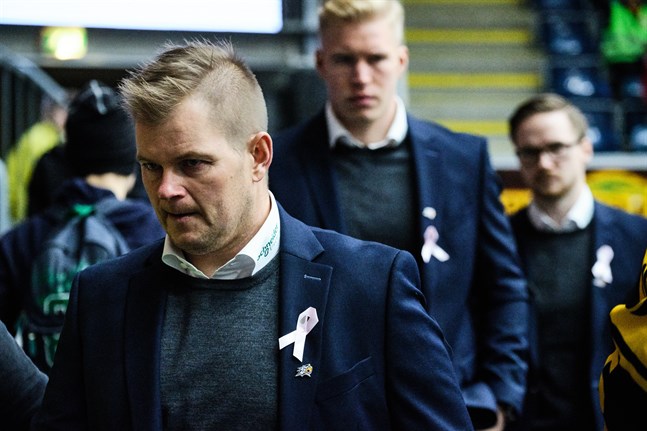 Sports tränare Ari-Pekka Pajuluoma har en hel del att fundera på efter fiaskot i bortamatchen mot Jukurit.