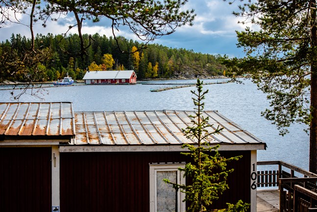 Det flytande pontonhuset och utrustningen vid vinterförvaringen vid Köpmanholmen vid Höga Kusten är bortbogserade. Båten på bild finns idag i Jakobstad.