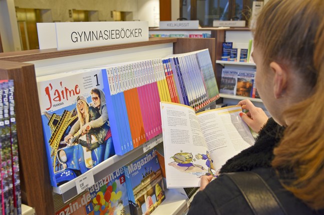 Det är inte längre lika vanligt att köpa skolböcker i en bokhandel. Alltfler beställer böckerna på nätet.