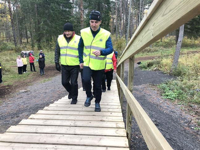 Markku Mantere, till höger, och Tore Pihlgren från Lions Kristinestad var först ut att testa den nya motionstrappan.